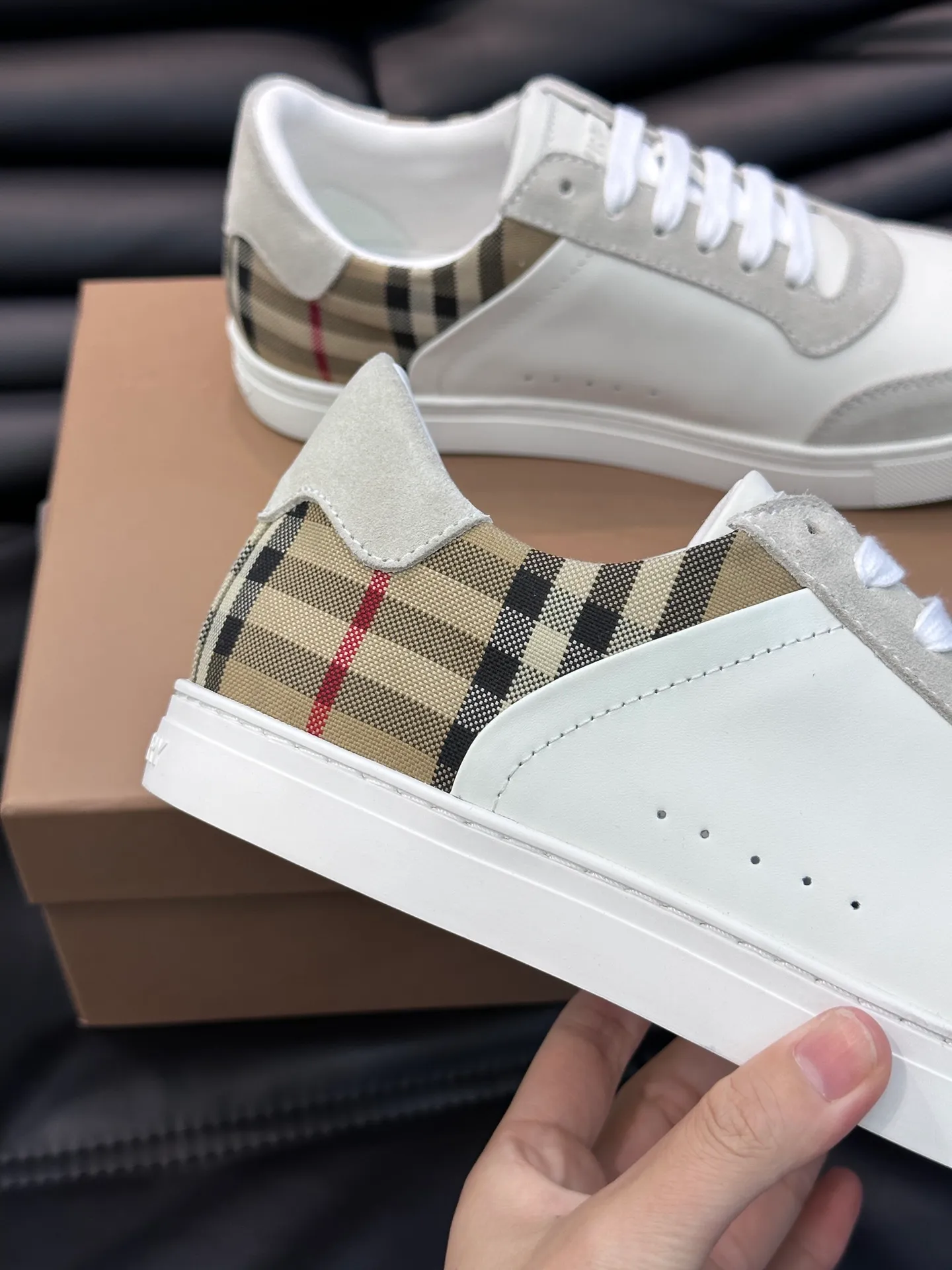 Men's shoes 💰p380 Men's classic low-top sneakers from "burberr*" are reinterpreted with Vintage retro plaid cotton and cowhide materials, and are decorated with a new brand logo. First-layer sheepskin lining, embossed Burberry lettering logo on the heel, T men's shoes 💰pU original outsole! Size: 38-44 (45 46 customized)